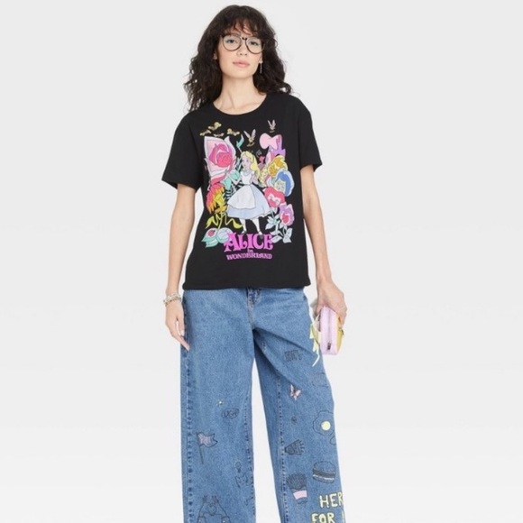 Disney Tops Alice in Wonderland Women’s Small Graphic Tee - Picture 4 of 7